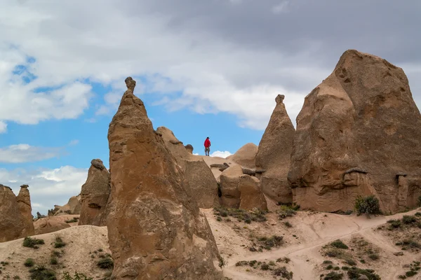 Cappadocia. Turcja. Kamienne kolumny czerwony dolina. — Zdjęcie stockowe