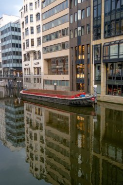 Kanal ve Hamburg'da Köprüsü. Almanya.