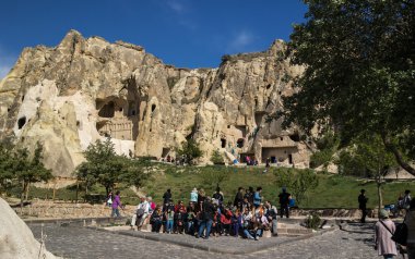 Kapadokya - 29 Nisan 2014: Turist mağara Kilisesi Göreme Nevşehir'de anlamlı ziyaret.
