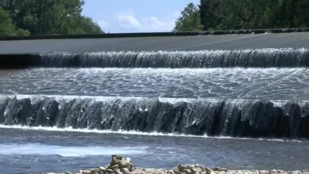 Primer plano del lento movimiento del agua en las cascadas artificiales del río . — Vídeo de stock