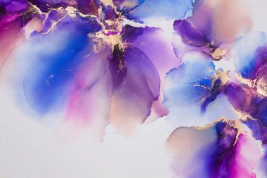 Soyut akışkan sanat. Tuvale alkol mürekkebi dökülmüş. Mavi, mor ve altın..