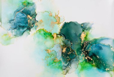 Soyut akışkan sanat. Tuvale alkol mürekkebi dökülmüş. Yeşil ve altın