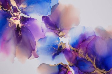 Soyut akışkan sanat. Tuvale alkol mürekkebi dökülmüş. Mavi, mor ve altın..