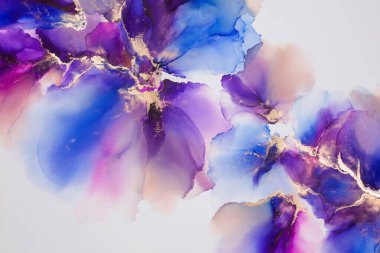 Soyut akışkan sanat. Tuvale alkol mürekkebi dökülmüş. Mavi, mor ve altın..