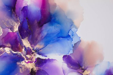 Soyut akışkan sanat. Tuvale alkol mürekkebi dökülmüş. Mavi, mor ve altın..