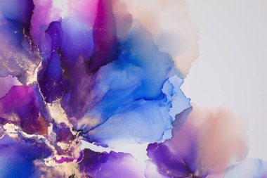 Soyut akışkan sanat. Tuvale alkol mürekkebi dökülmüş. Mavi, mor ve altın..