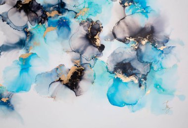 Soyut akışkan sanat. Tuvale alkol mürekkebi dökülmüş. Mavi, siyah ve altın.