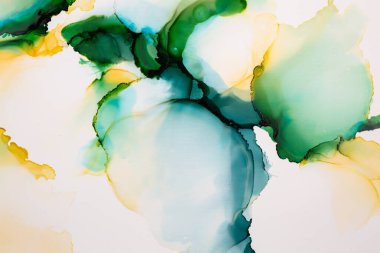 Soyut akışkan sanat. Tuvale alkol mürekkebi dökülmüş. Yeşil, sarı ve mavi.