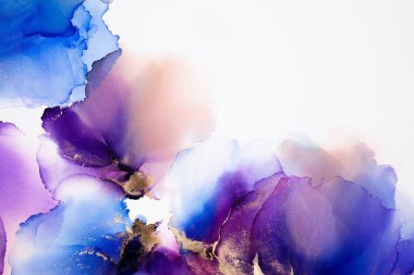 Soyut akışkan sanat. Tuvale alkol mürekkebi dökülmüş. Mavi, mor ve altın..