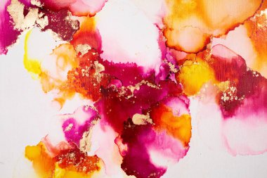 Soyut akışkan sanat. Tuvale alkol mürekkebi dökülmüş. Kırmızı, sarı ve altın.