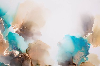 Soyut akışkan sanat. Tuvale alkol mürekkebi dökülmüş. Kahverengi, cyan ve altın