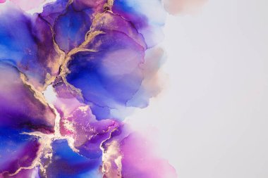 Soyut akışkan sanat. Tuvale alkol mürekkebi dökülmüş. Mavi, mor ve altın..