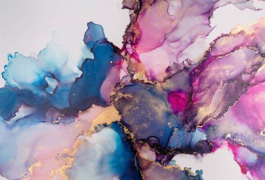 Soyut akışkan sanat. Tuvale alkol mürekkebi dökülmüş. Mor, mavi ve altın rengi.
