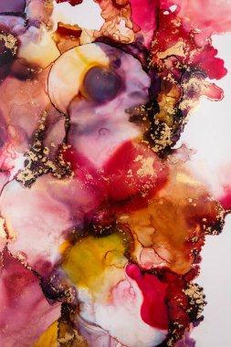 Soyut akışkan sanat. Tuvale alkol mürekkebi dökülmüş. Mor, kırmızı ve altın rengi.