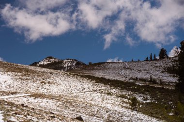 Kaliforniya Nevada sınırındaki Güney Warner Wilderness üzerinde mavi gökyüzü. Çölün üstünde.