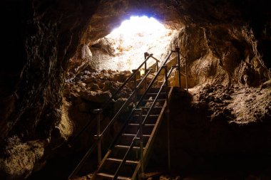 Yeraltı lav tünelleri, kaşifler için sağlam merdivenlerin eriştiği mağaralardır.