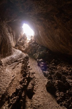 Güneş ışığının içeri sızdığı lav tüneli mağaraları.