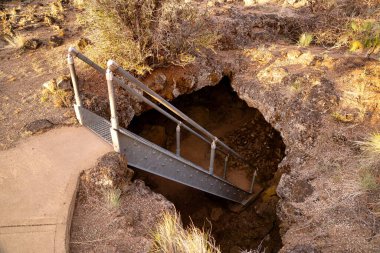 Yeraltı lav tünelleri, kaşifler için sağlam merdivenlerin eriştiği mağaralardır.