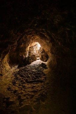 Yeraltı lav tünelleri, kaşifler için sağlam merdivenlerin eriştiği mağaralardır.