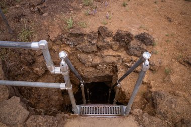 Yeraltı lav tünelleri, kaşifler için sağlam merdivenlerin eriştiği mağaralardır.