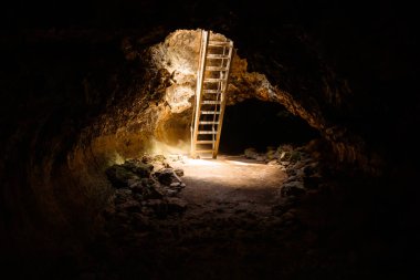 Yeraltı lav tünelleri, kaşifler için sağlam merdivenlerin eriştiği mağaralardır.