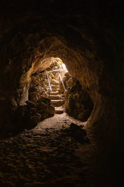 Ondergrondse Lava Buisgrotten Toegankelijk Door Stevige Ladders Voor Ontdekkingsreizigers — Stockfoto