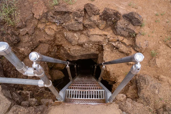 Ondergrondse Lava Buisgrotten Toegankelijk Door Stevige Ladders Voor Ontdekkingsreizigers — Stockfoto