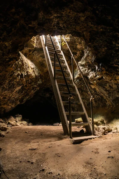 Ondergrondse Lava Buisgrotten Toegankelijk Door Stevige Ladders Voor Ontdekkingsreizigers — Stockfoto