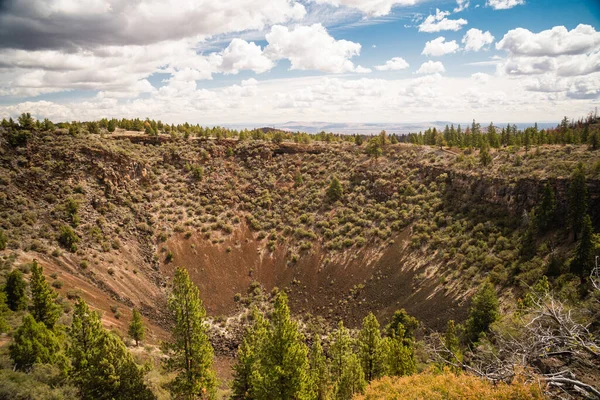 Tittar Ner Medicine Lake Sköld Vocano Krater — Stockfoto