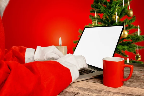 Santa Claus Está Sentado Laptop Com Fundo Branco Para Escrever — Fotografia de Stock