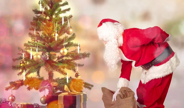 Άγιος Βασίλης Πονάει Στην Πλάτη Όταν Μοιράζει Δώρα — Φωτογραφία Αρχείου