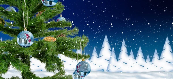 Resimler ve kış arkaplan içeren cam toplarla süslenmiş bir Noel ağacı