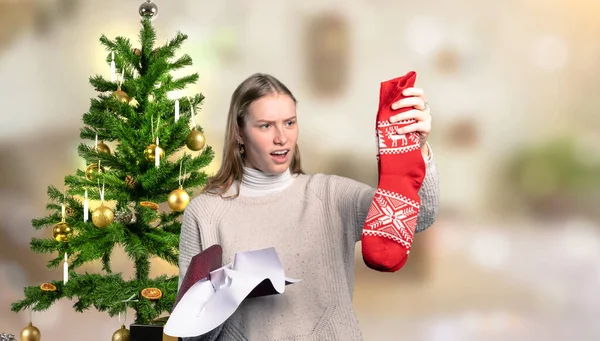Eine Frau Vor Dem Weihnachtsbaum Ist Enttäuscht Über Ihr Weihnachtsgeschenk — Stockfoto