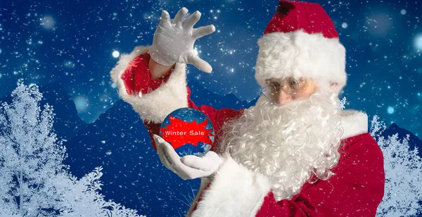 Santa Claude Tient Une Boule Verre Avec Inscription Vente Hiver — Photo