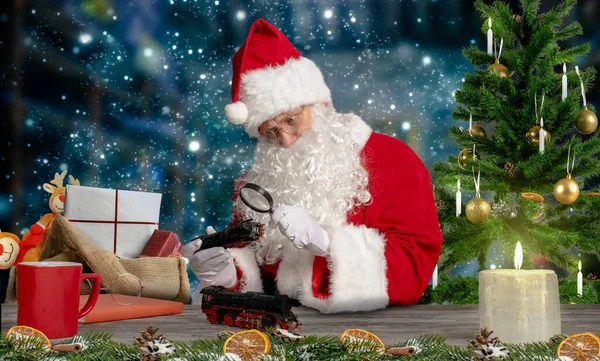 Santa Claus Verifica Brinquedos Para Qualidade Sua Oficina Pólo Norte — Fotografia de Stock