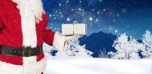 Père Noël Tient Cadeau Noël Dans Main Dans Paysage Hivernal — Photo