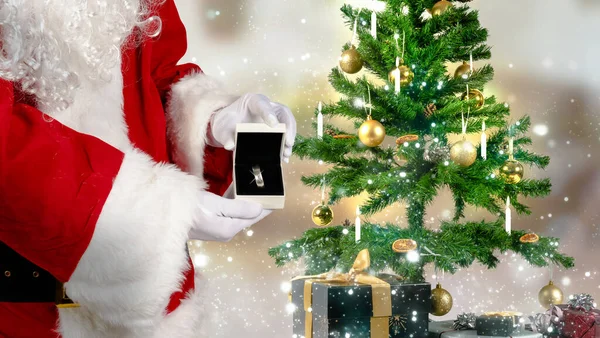 Papai Noel Está Segurando Uma Caixa Jóias Com Anel Mão — Fotografia de Stock