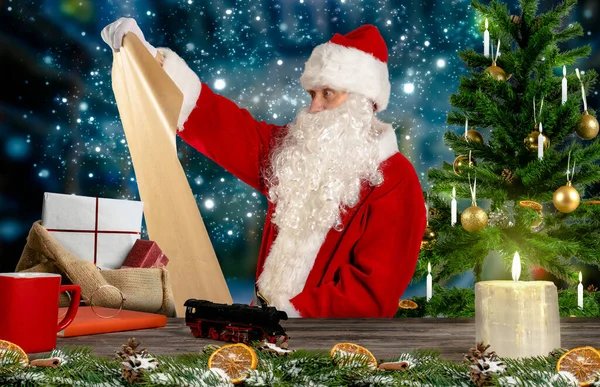 Santa Claus Vérifie Liste Des Cadeaux Dans Son Atelier — Photo