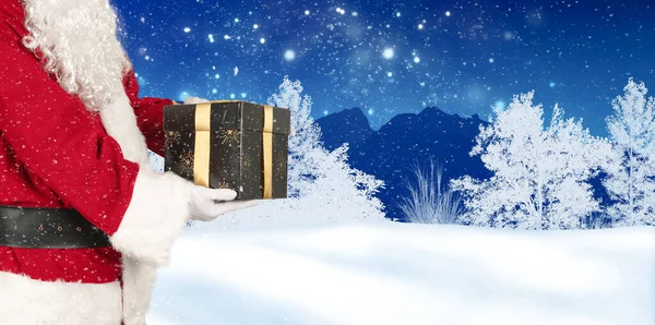 Papai Noel Tem Presente Natal Sua Mão Uma Paisagem Invernal — Fotografia de Stock