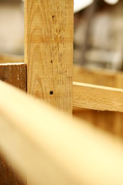 İnşaat sırasında vidalara bağlı tahta tahtaların yakın plan detayları. Marangozluk ve DIY inşa konsepti.