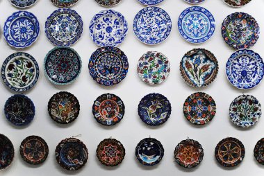 Geleneksel dekoratif seramik tabaklar duvarda sergileniyor, kültürel süs koleksiyonu