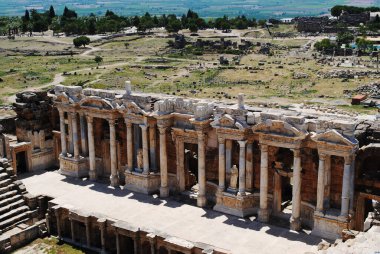 Türkiye 'nin Pamukkale kenti yakınlarındaki Hierapolis arkeoloji sahasının antik Roma kalıntıları. Doğal gün ışığı altında tarihi mimari ve kültür mirası.