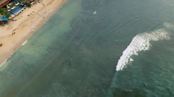 Aerial Przyszwy Wglad Ocean Blekitne Fale Obryvaiut Plazy Fale Morskie — Wideo stockowe
