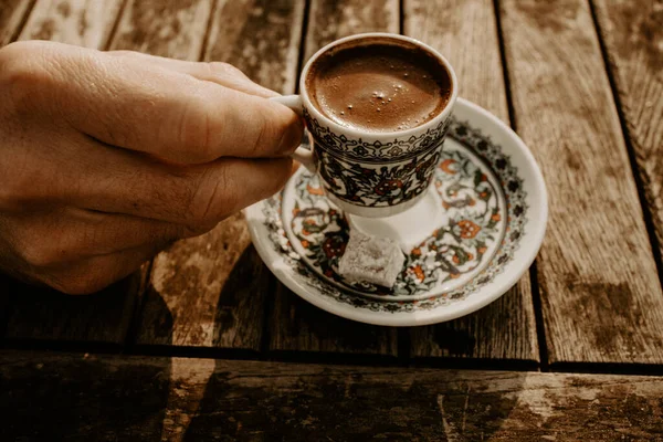 Рука Держа Чашку Традиционного Турецкого Кофе Деревянном Столе — стоковое фото