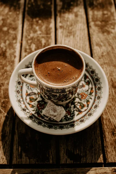 木製のテーブルの上に伝統的なトルココーヒーのカップ ストックフォト