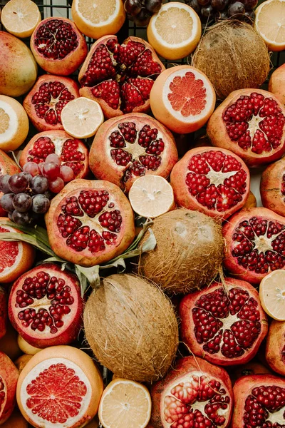 Frutos Variados Toda Superfície Coberta Com Citrinos Romãs Cocos Vista Imagem De Stock