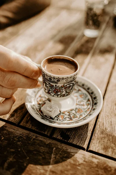 Mão Segurando Uma Xícara Café Turco Tradicional Mesa Madeira Com Fotografia De Stock