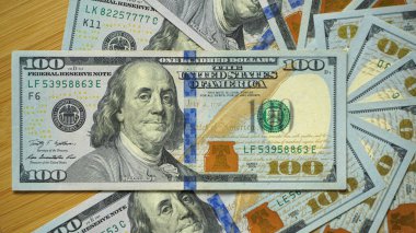 100 dolarlık banknotlar. Yelpaze yığını kapat.