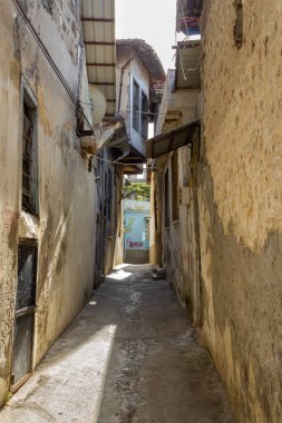 Antakya, Hatay / Türkiye - 08 Ekim 2020: Eski Antakya şehir merkezindeki sokak ve evlerin manzarası