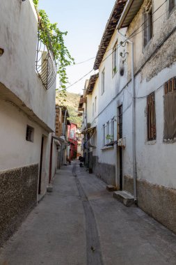 Antakya, Hatay / Türkiye - 08 Ekim 2020: Eski Antakya şehir merkezindeki sokak ve evlerin manzarası